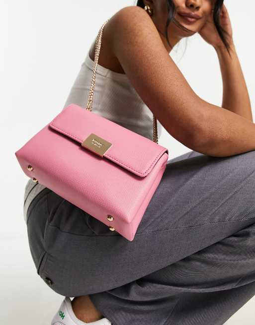 Bolso de hombro pequeño rosa llamativo con correa de cadena de Dune