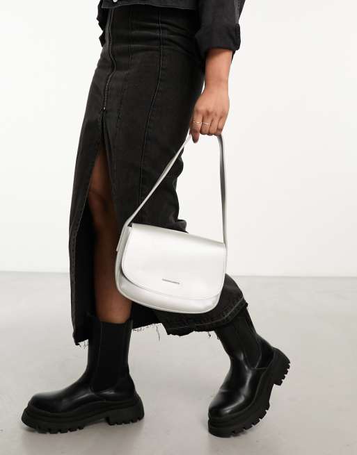 Bolso de hombro plateado Crescent de Claudia Canova