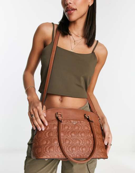 Bolso de hombro tostado con diseño guateado en forma de D de Dune