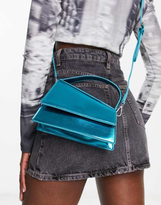 Bolso de mango azul metalizado con diseño angular Geena de Public Desire, 2 de 4