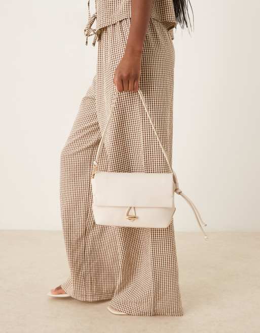 Bolso de mano blanco marfil elegante con detalles dorados de Mango