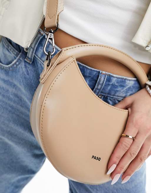 Bolso de mano color arena con forma de medialuna y correa bandolera desmontable de PASQ