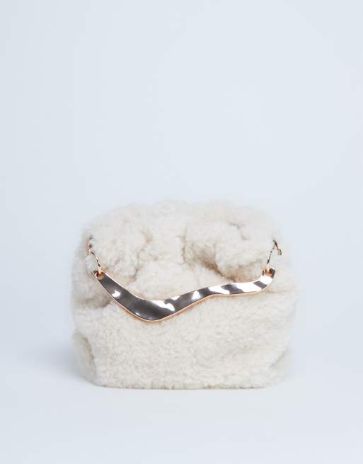 Bolso de mano color crema de borreguito con asa de metal Gabriette de Topshop