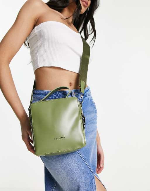 Bolso de mano color oliva cuadrado con correa de bandolera de Claudia Canova