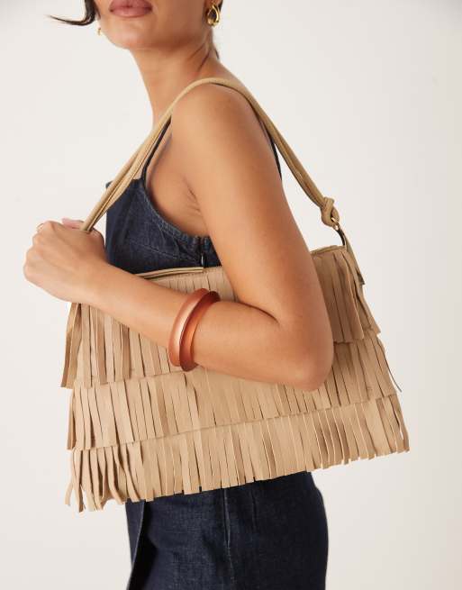 Bolso de mano grande color arena con flecos y detalles dorados de cuero de Mango