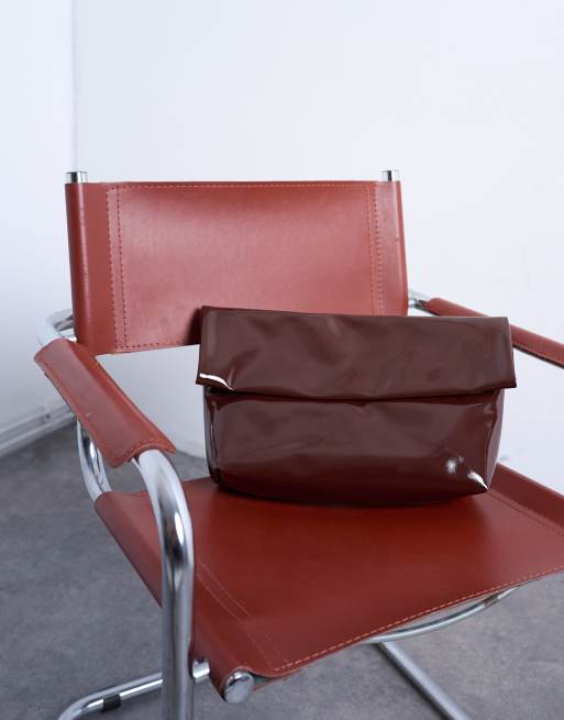 Bolso de mano marrón chocolate plegado de charol Georgia de Topshop, 2 de 4