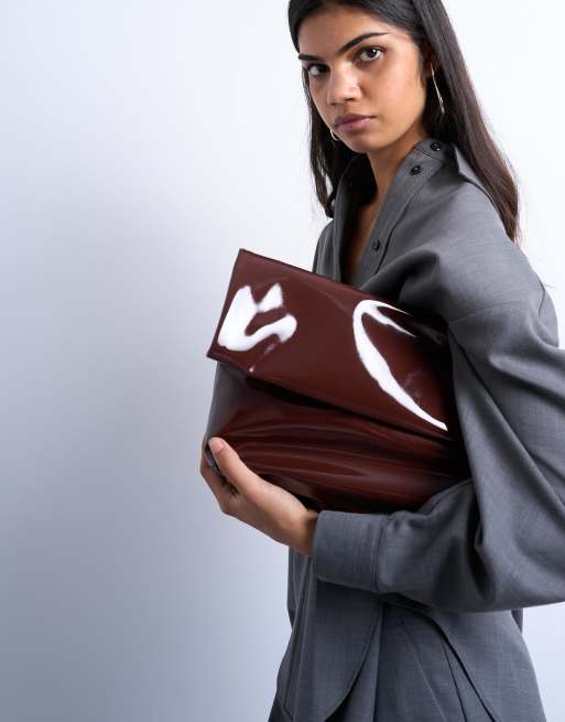 Bolso de mano marrón chocolate plegado de charol Georgia de Topshop, 3 de 4