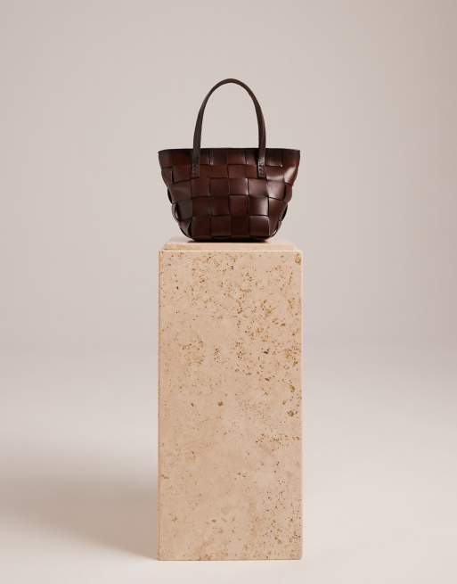 Bolso de mano marrón oscuro con asa superior y diseño entretejido reducido de cuero Japan de Dragon Diffusion, 3 de 5