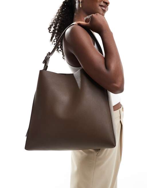 Bolso de mano marrón oscuro con correa regulable de Mango