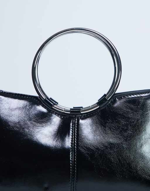 Bolso de mano negro con asas de anillas de metal Griffith de Topshop, 2 de 4