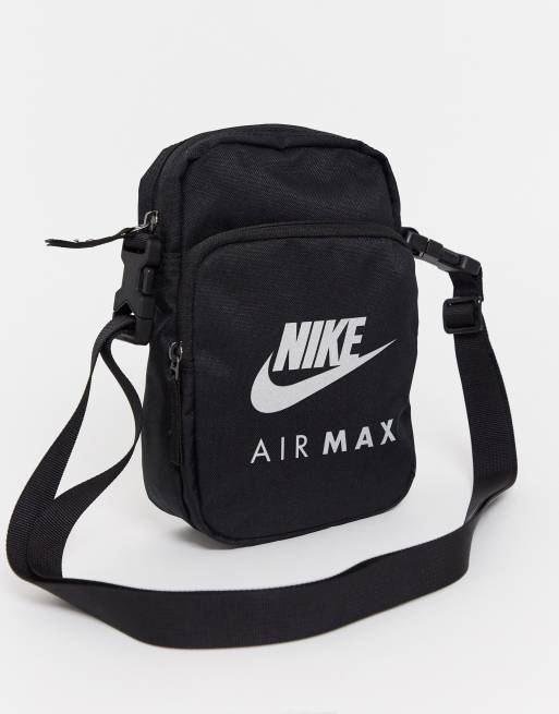 Contador Inclinado Expectativa Bolso de mano negro con logo brillante Air Max de Nike | ASOS