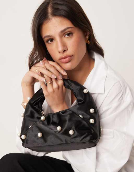 Bolso de mano negro de satén con adornos de perlas de My Accessories, 2 de 4