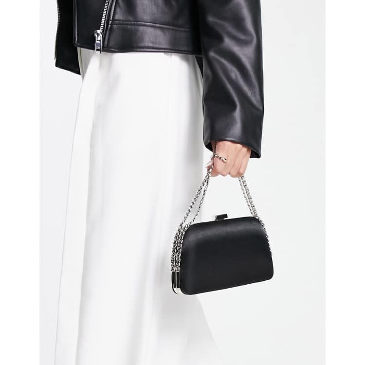 Bolso de mano negro de satén con asa cadena de True Decadence |