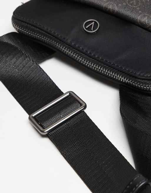 Bolso de mano negro estilo bandolera con panel de monograma Nemesys de Valentino, 2 de 3
