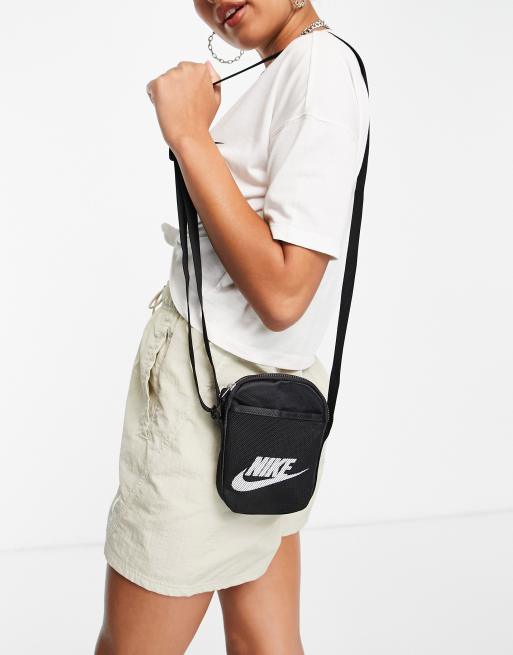 Bolso de mano negro bandolera Heritage de Nike | ASOS