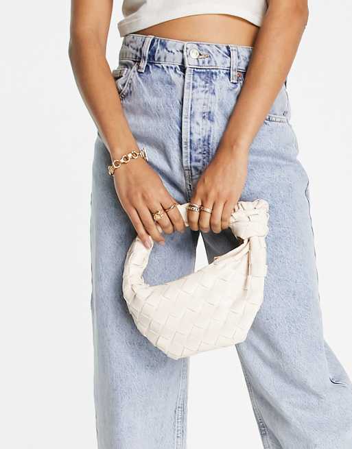 Bolso de mano pequeño color crema con diseño trenzado de poliuretano de Glamorous