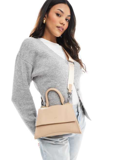 Bolso de mano pequeño color espuma de café curvado con correa de bandolera de PASQ