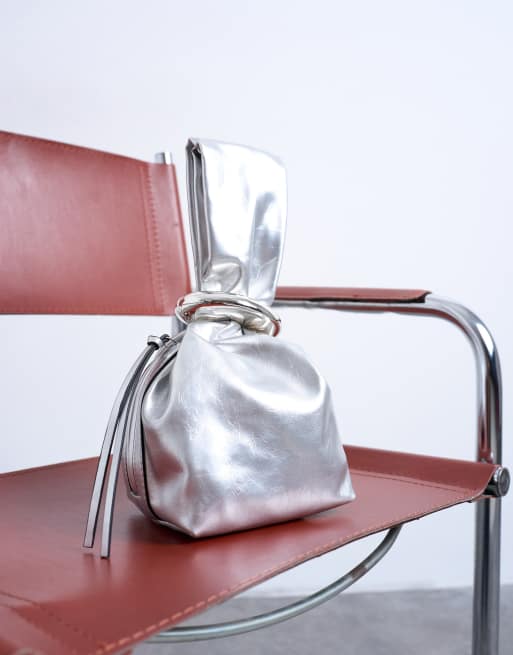 Bolso de mano pequeño plateado con herraje Gee de Topshop, 2 de 4