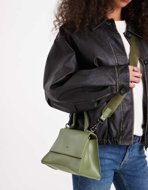 Bolso de mano pequeño verde oliva con base redondeada y correa bandolera de PASQ , 4 de 4