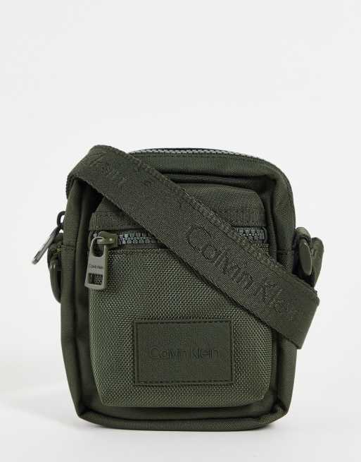 Bolso de mano pequeño verde oliva con correa con el logo de Calvin Klein