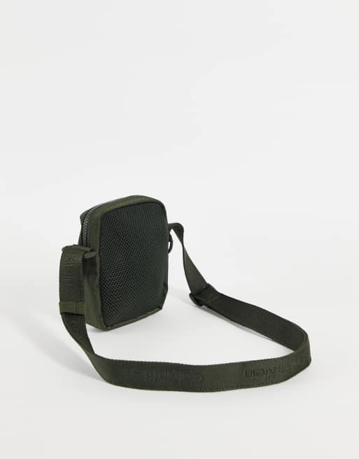 Bolso de mano pequeño verde oliva con correa con el logo de Calvin Klein, 2 de 4