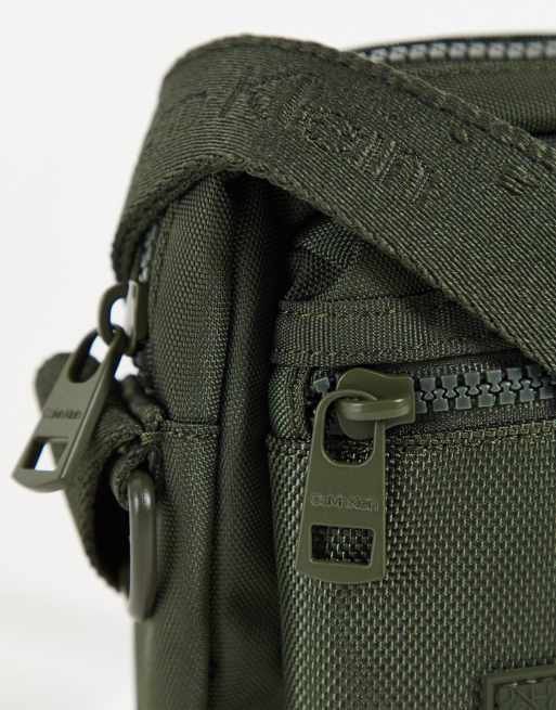 Bolso de mano pequeño verde oliva con correa con el logo de Calvin Klein, 3 de 4