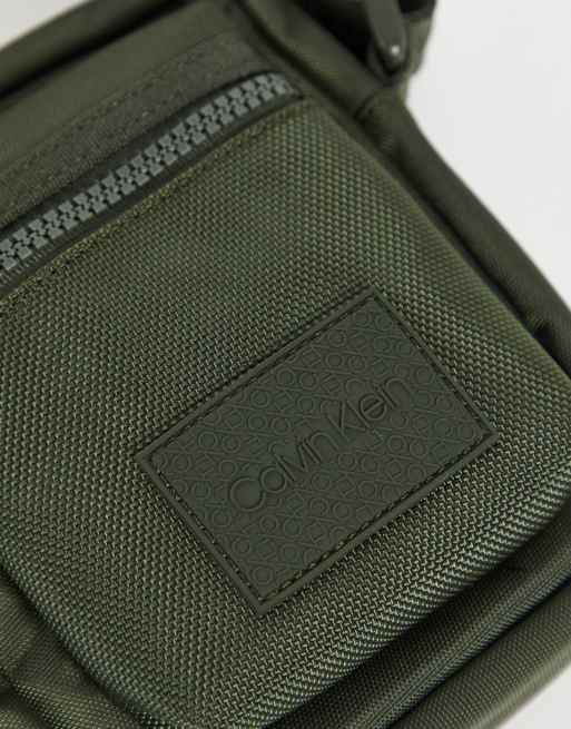 Bolso de mano pequeño verde oliva con correa con el logo de Calvin Klein, 4 de 4