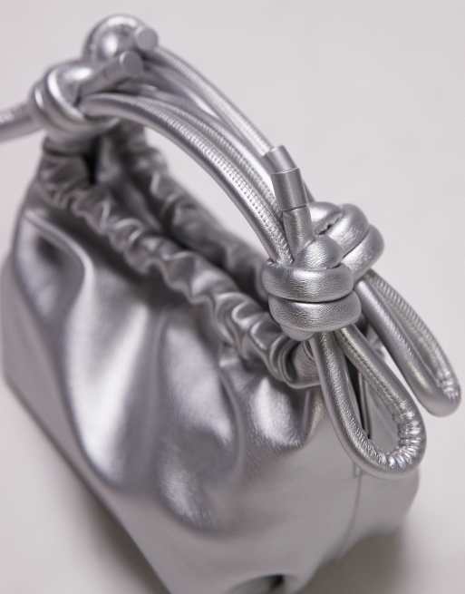 Bolso de mano plateado con asas anudadas Gina de Topshop, 3 de 4