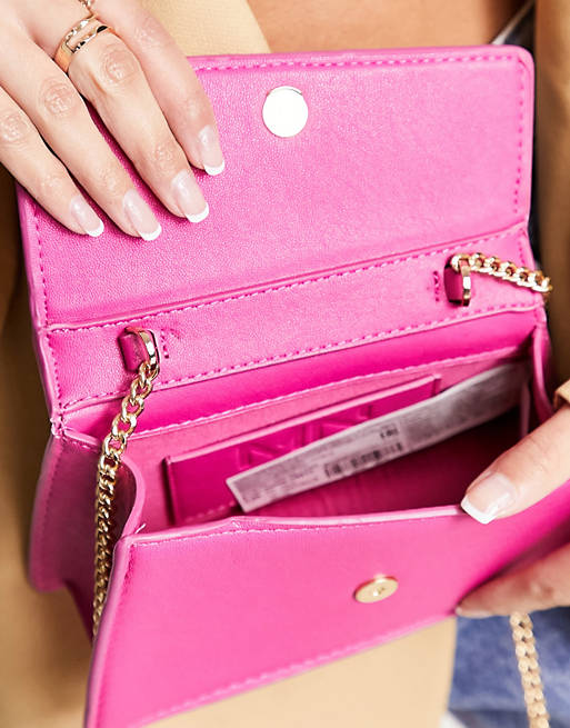 Bolso de mano rosa con diseño asimétrico de