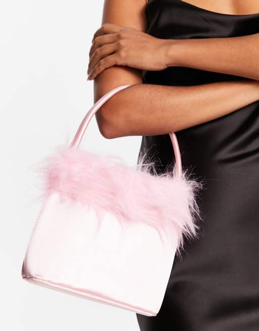 Bolso de mano rosa de satén con ribete de piel sintética mullida de True Decadence