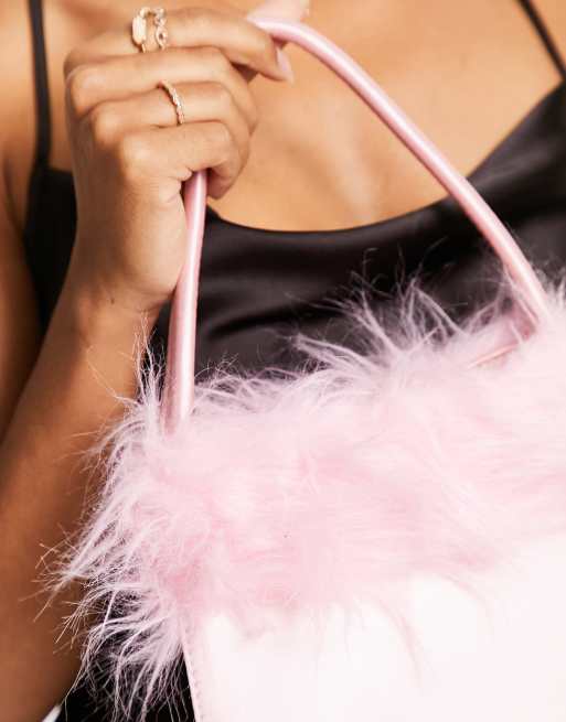 Bolso de mano rosa de satén con ribete de piel sintética mullida de True Decadence, 3 de 4