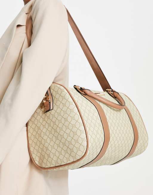 Bolso de viaje beis con diseño de monograma de River Island