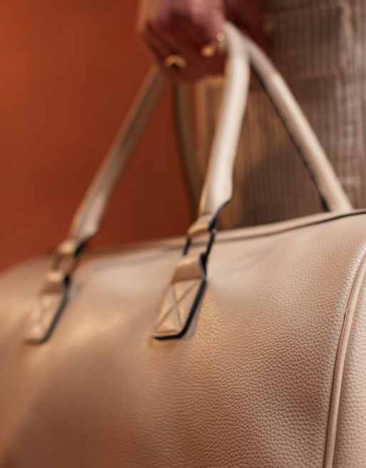 Bolso de viaje color crudo de cuero sintético de ASOS DESIGN, 3 de 5