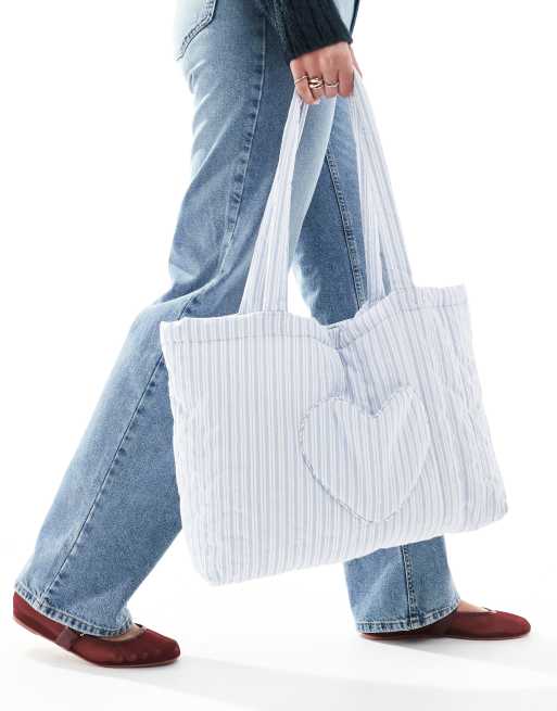 Bolso de viaje grande azul a rayas con detalle de corazón de Hollister