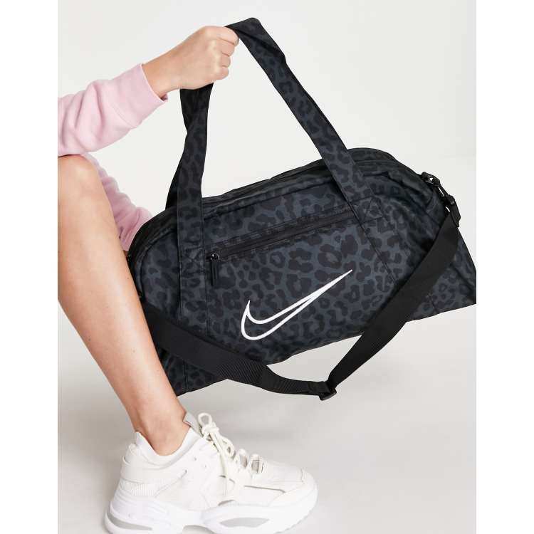 Decepción Sureste filosofía Bolso de viaje negro con estampado de leopardo Gym Club de Nike Training |  ASOS