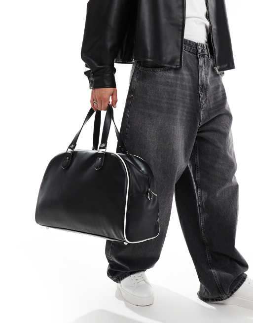 Bolso de viaje negro de cuero sintético con ribetes blancos en contraste de ASOS DESIGN