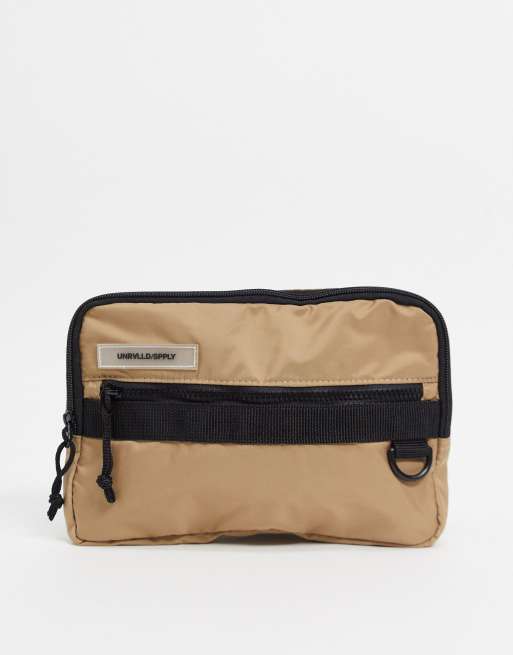 Bolso estilo arnés para el pecho en color tostado con parche de goma con eslogan de ASOS DESIGN