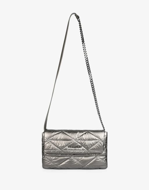 Bolso gris metalizado con acabado suave de Scalpers