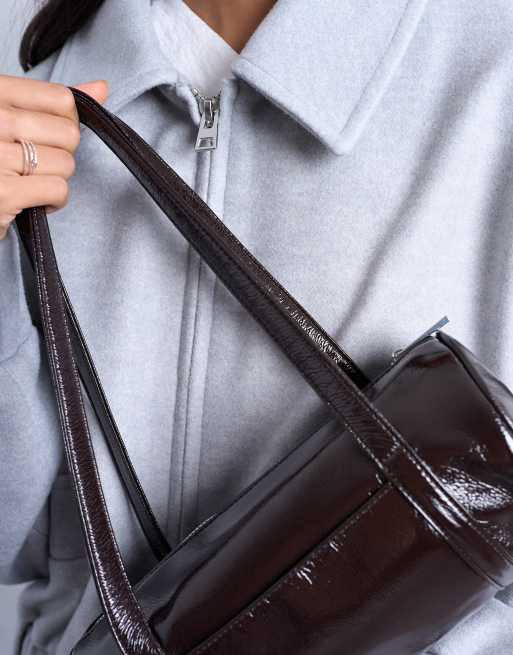 Bolso marrón chocolate estilo bolera de charol Salma de Topshop, 4 de 4