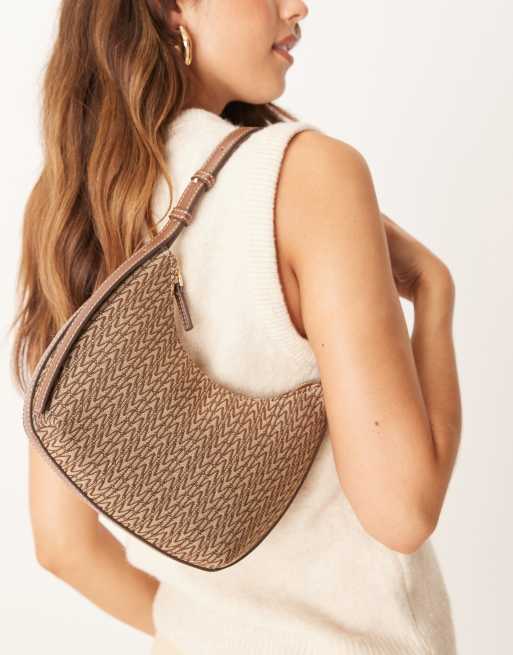 Bolso marrón con diseño de media luna y monograma de Mango