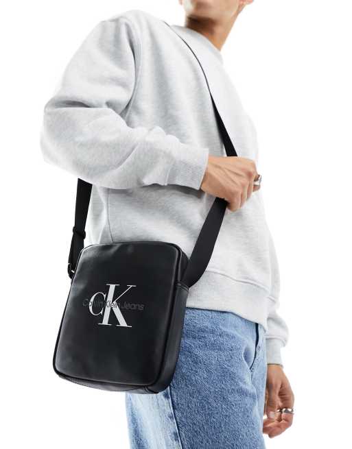 Bolso mensajero negro con acabado suave y monograma de Calvin Klein Jeans