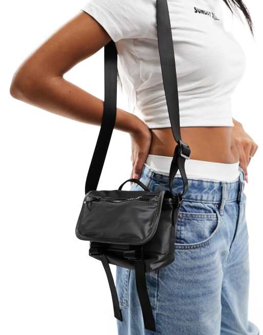 Bolso messenger gris pequeño unisex exclusivo en ASOS de Weekday, 2 de 4