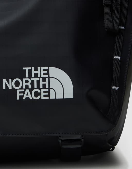 Bolso messenger negro TNF y blanco NPF Base Camp Voyager de The North Face, 3 de 4