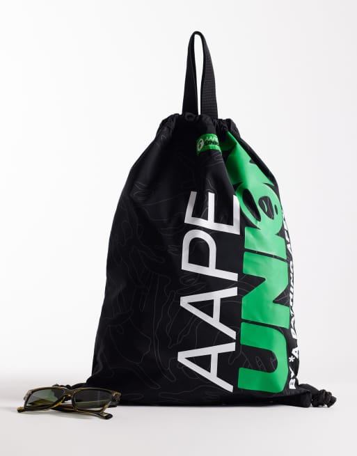 Bolso negro con cordón ajustable y logo de AAPE BY A BATHING APE® , 2 de 4