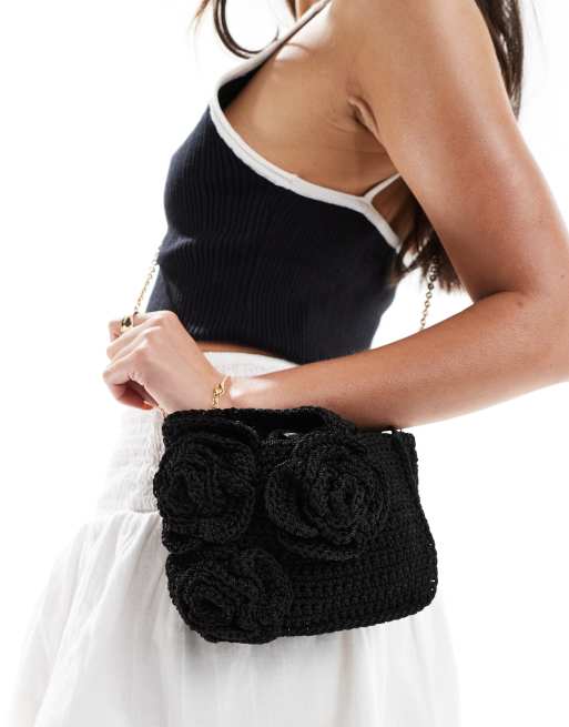 Bolso negro con detalle floral tridimensional de croché de Mango 