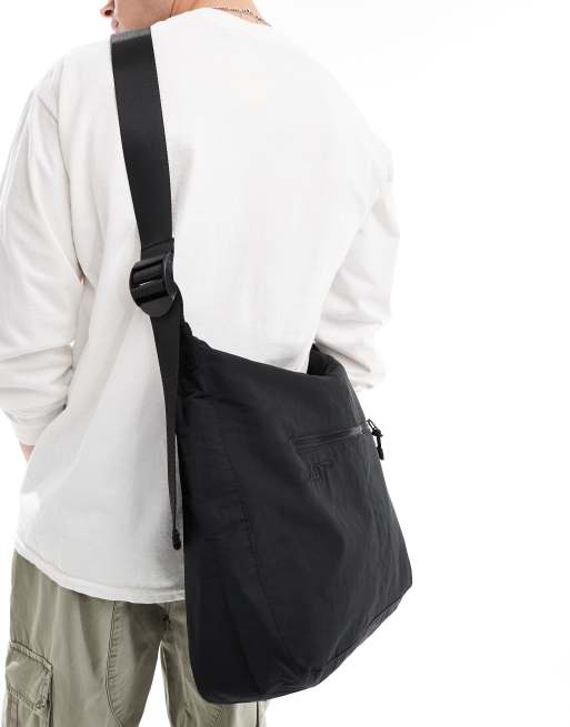 Bolso negro con diseño redondeado de nailon de River Island