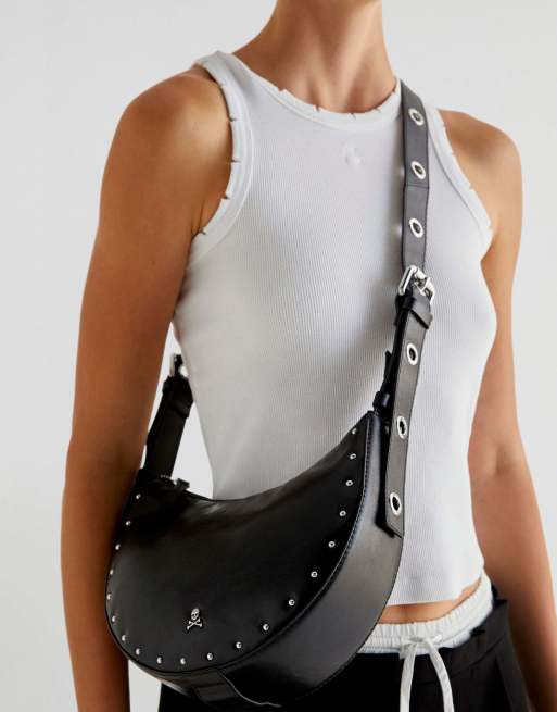 Bolso negro con forma de luna y ojales de Scalpers