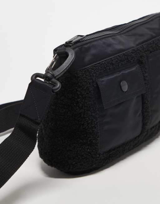 Bolso negro de borreguito con correa Orla de Carhartt, 2 de 3