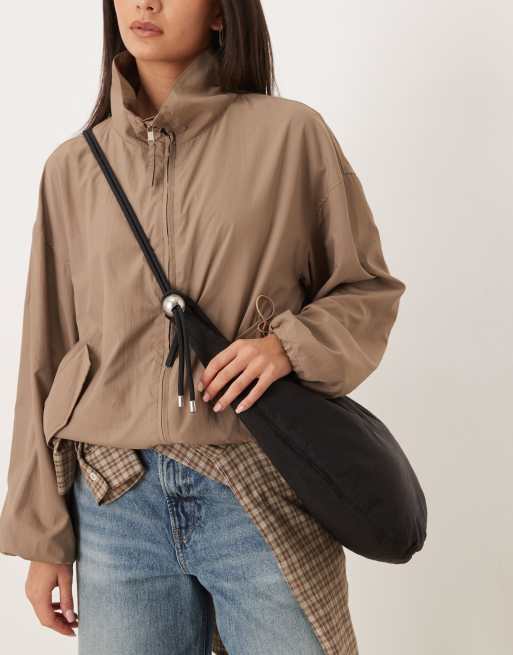 Bolso negro de nailon con diseño redondeado y correa de cordón de Calvin Klein , 2 de 4