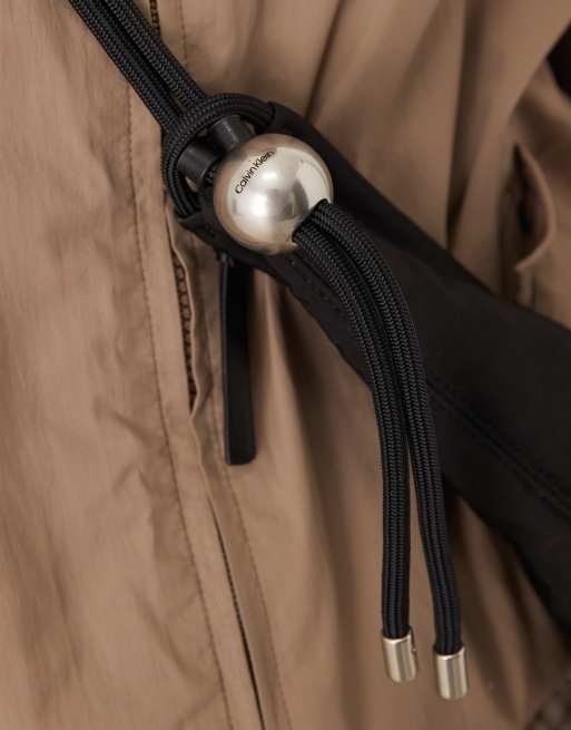 Bolso negro de nailon con diseño redondeado y correa de cordón de Calvin Klein , 3 de 4